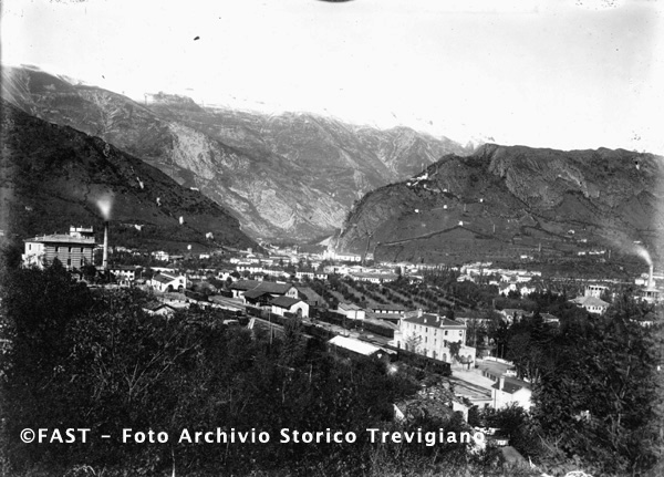 Vittorio Veneto, la stazione ferroviaria presa dall'alto 